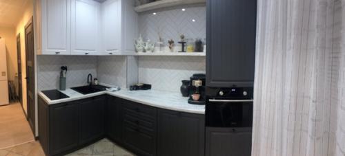 Закончили работу в коридоре и кухне, в двухкомнатной квартире, расположенной прямо. 04