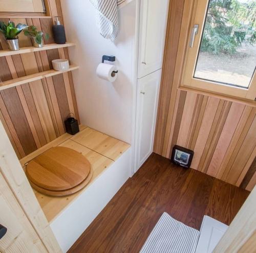 Очень маленький дом на колёсах. 01