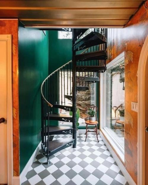 Сказочный домик в лесу с необычным и ярким интерьером. 05