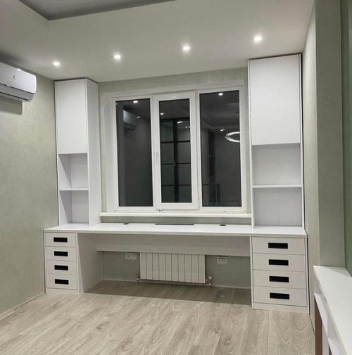 Идея организовать стол непосредственно возле окна многим кажется привлекательной. 06