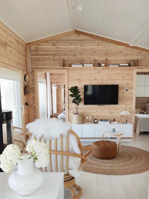 Уютная снежная зима в Финляндии: интерьер деревянного дома с потрясающим видом из окна. 04