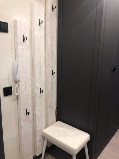 Закончили работу в коридоре и кухне, в двухкомнатной квартире, расположенной прямо. 09