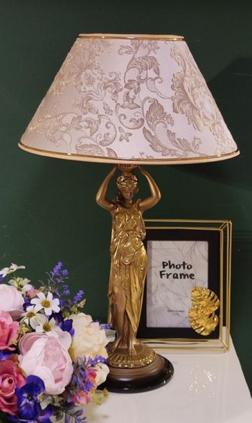 Изысканная и элегантная настольная лампа придает атмосферу особого тепла и уюта любому интерьеру. 03