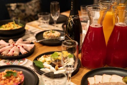 Даже у таких как я бывает корпоратив да вообще, бывших мастеров красоты не бывает.  