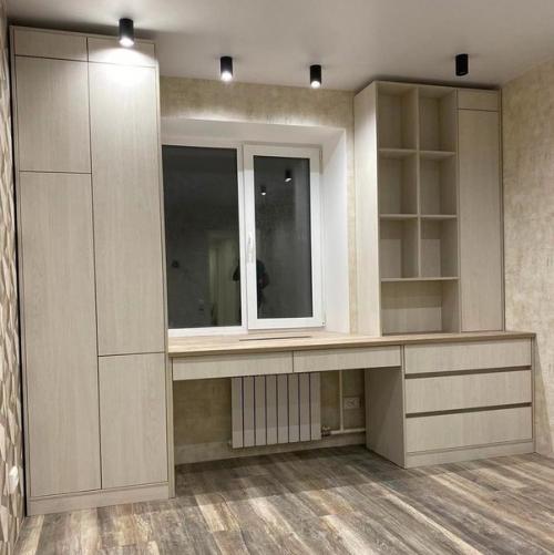 Идея организовать стол непосредственно возле окна многим кажется привлекательной. 07