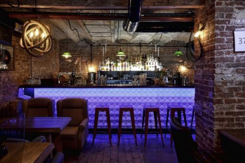 Европейский бар, подобно старым тихим улочкам открылся в Перми, над оформлением которого, работала студия Allartsdesign. 06