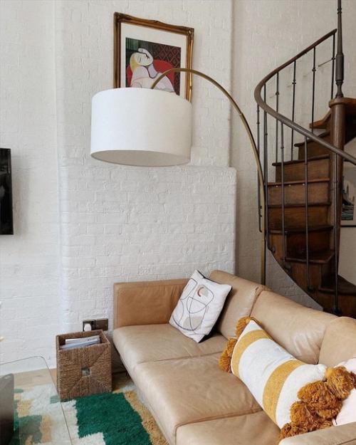 Высокие потолки и панорамные окна делают эту небольшую гостиную светлой и просторной. 02