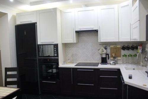 Классический из всех самых традиционных контрастов - это сочетание черного и белого цветов в рамках одного интерьера. 03