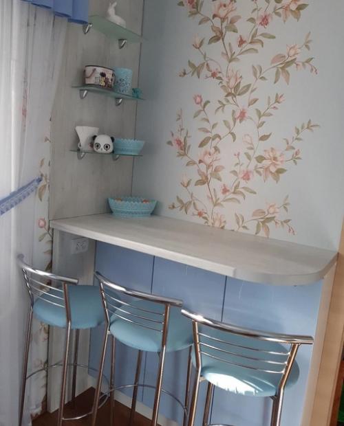 Небольшая кухня. В нежно-голубом цвете. 01