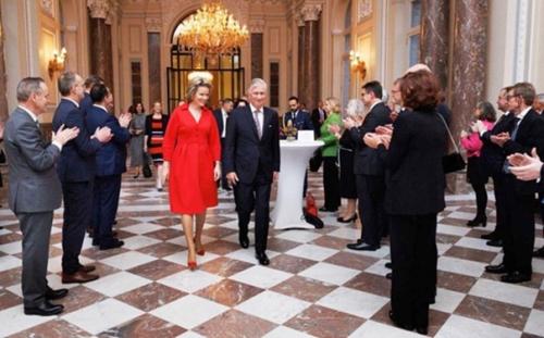 Натан, Дрис ван нотен и маже в центре внимания на рождественской открытке бельгийской королевской семьи. 01 Натан, Дрис ван нотен и маже в центре внимания на рождественской открытке бельгийской королевской семьи. 01