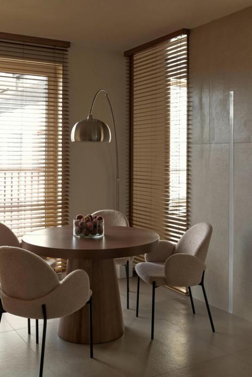 Реализованный интерьер минималистичной квартиры без верхнего освещения в Тюмени.