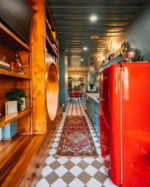 Сказочный домик в лесу с необычным и ярким интерьером. 01