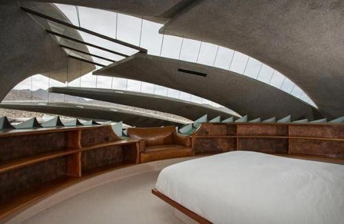 Необычная вилла - призрак расположена в глубине пустыни Joshua Tree (Калифорния), выполнена из бетона, стекла, стали и меди. 04