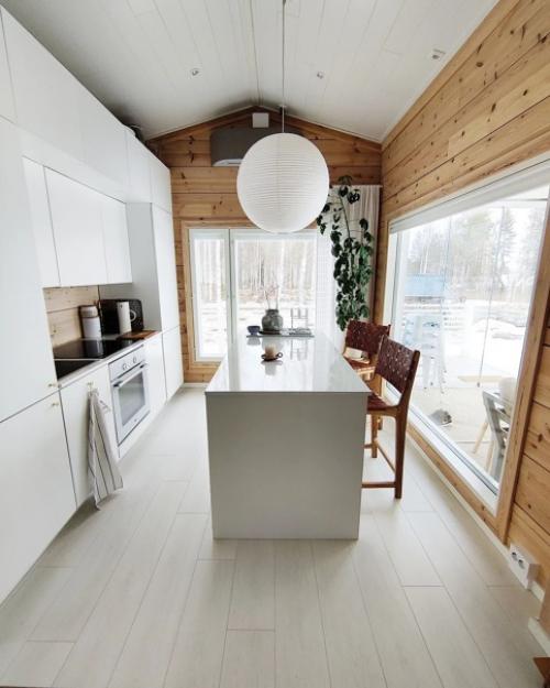 Уютная снежная зима в Финляндии: интерьер деревянного дома с потрясающим видом из окна. 02