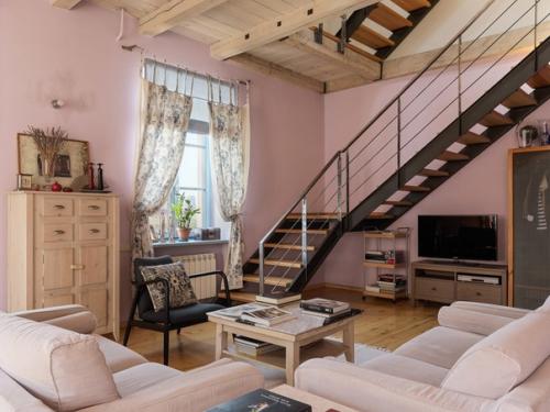 Необычная квартира с чердаком и дачной атмосферой в Минске. 01