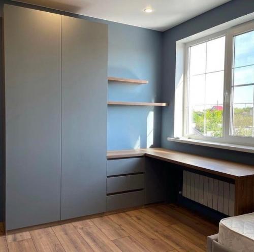 Идея организовать стол непосредственно возле окна многим кажется привлекательной. 01