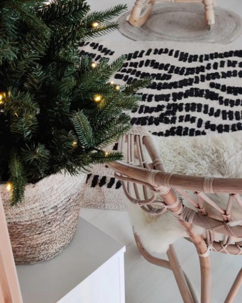 Уютная снежная зима в Финляндии: интерьер деревянного дома с потрясающим видом из окна. 03