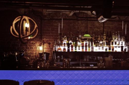 Европейский бар, подобно старым тихим улочкам открылся в Перми, над оформлением которого, работала студия Allartsdesign. 09