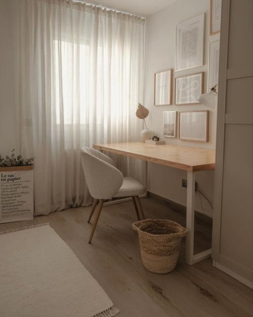 Мебель из натуральной древесины прекрасно смотрится на фоне белых стен, при этом отлично сочетается с такими материалами как лен, ротанг и джут. 04