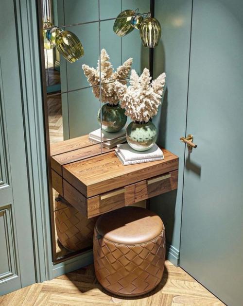 Самое крутое решение в этой прихожей, это даже не цвет, а прекрасная подвесная тумба в сочетании с зеркалами и пуфом. 01