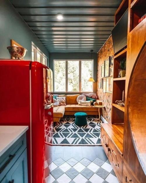 Сказочный домик в лесу с необычным и ярким интерьером. 02