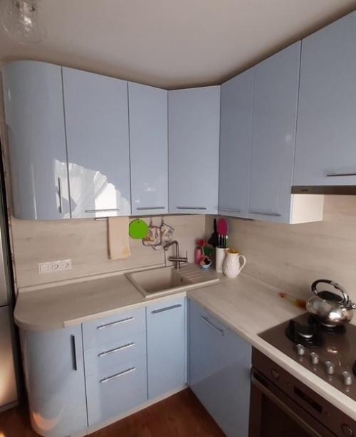 Небольшая кухня. В нежно-голубом цвете. 03