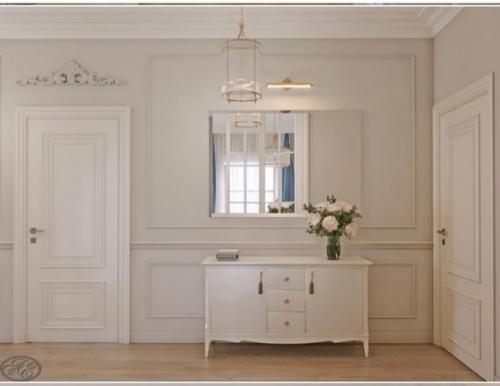 Классическое исполнение коридора в московской квартире, которая находится в доме, построенном а 18 м веке. 01