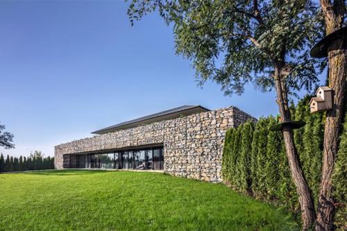 Проект дома, расположенного на холме у края деревни в северо-восточной Болгарии, разработан студией из Софии - I/O Architects. 05