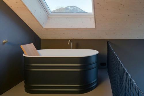 Как из мухи сделать слона: дом размером с малогабаритку, где можно спрятать авто! 08