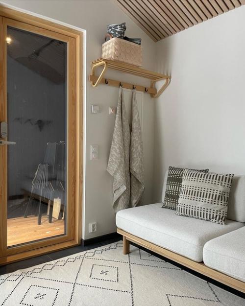 Немного финской деревянной эстетики в интерьере просторного дома с панорамными окнами. 05