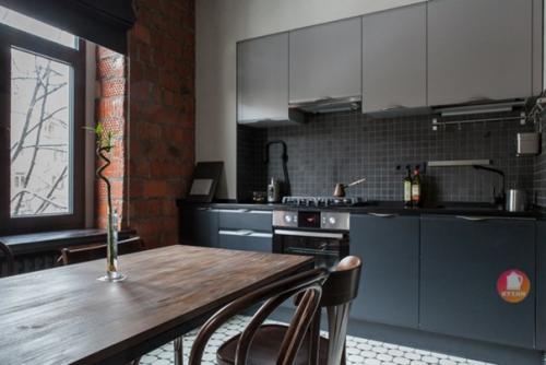 Интерьер кухни - гостиной с атмосферой виски - бара, монохромными решениями и декором в черном цвете. 01