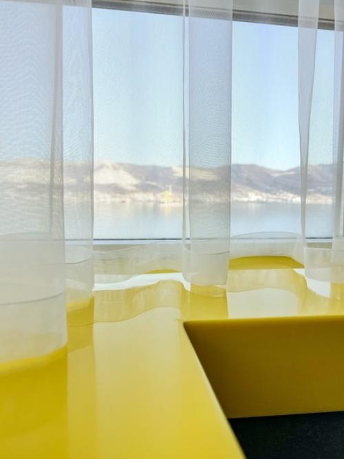 Нечасто мы делаем шторы до подоконника, да ещё и в таком красивом интерьере от дизайнера Яны хижняк. 02