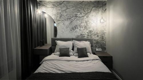 Спальная.  Несмотря на свою почти ахроматическую гамму и темные тона, интерьер комнаты получился довольно тактильным, мягким и уютным. 02