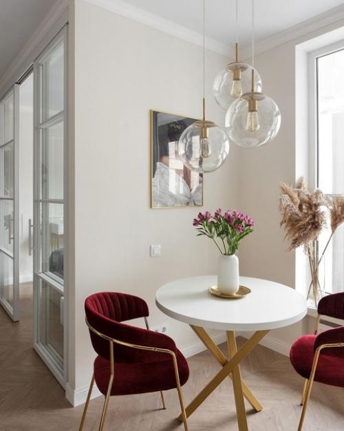 Интерьер выполнен в стиле современной классики - хотелось привнести нотку атмосферы Санкт-петербурга с его торжественностью. 02