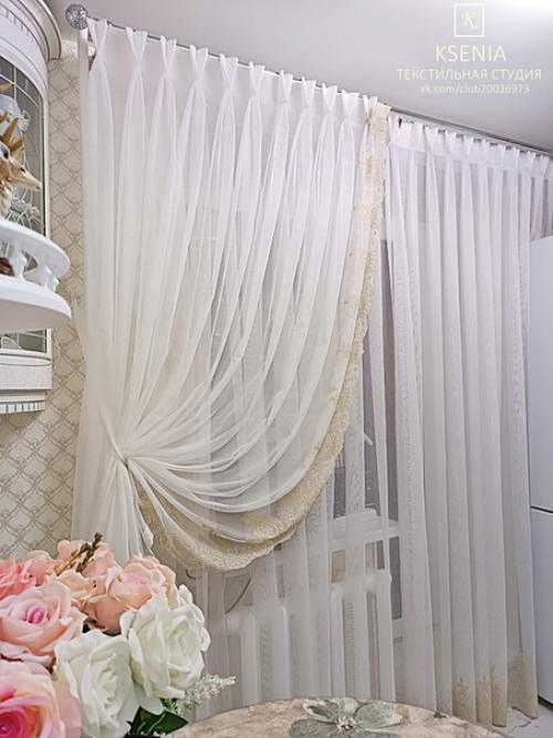 Небольшая кухня.  Красивое и в тоже время сложное пространство, где собрано очень много декоративных деталей и акцентов. 03