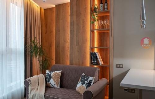 Современный, лаконичный интерьер кухни - гостиной, разработанный дизайнером Еленой Кулешовой. 01