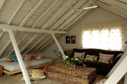 Дизайн интерьера спальни на мансарде - сложная задача и для профессионального архитектора, и для собственника загородного дома. 04