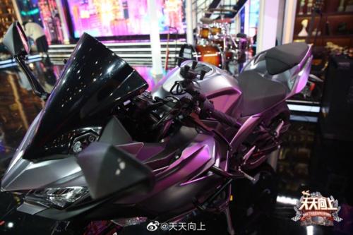 В следующем выпуске дейдейап прямо на сцене построили дом. 01