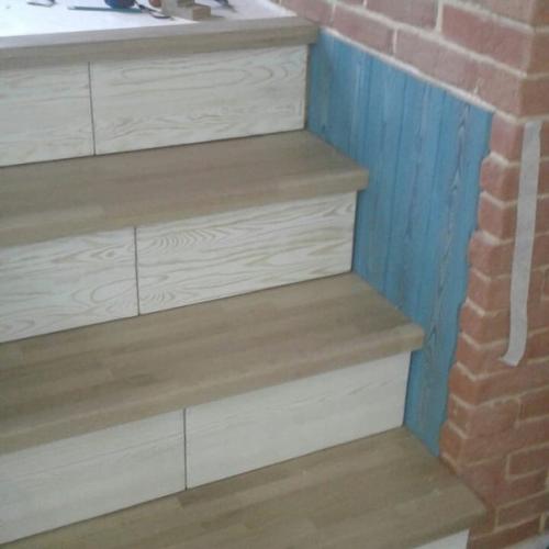 Наша мастерская занимается изготовлением лестниц, мебели и декора из массива дерева. 06