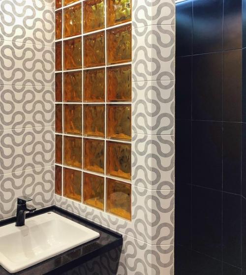 Совмещённый вариант маленького санузла, где удачно расположилось всё необходимое: унитаз, гиг. 01