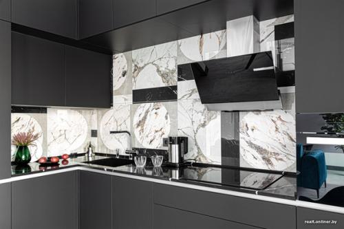 Современный интерьер кухни - гостиной в квартире молодого холостяка в минской новостройке. 01