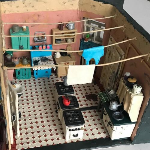 Московский художник Алексей Микулин воссоздал из обычного детского пластилина интерьеры московской коммунальной квартиры, в которой прожил 30 лет. 01