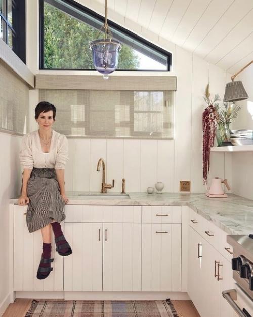 Загляните в гости к Саре полсон в ее скромный маленький домик в малибу вместе с изданием 'Architectural Digest'. 06