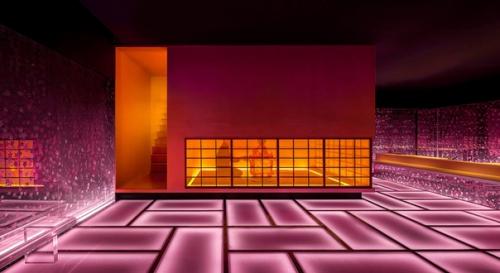 Интерьеры ресторана Omakase больше напоминают декорации к ультрамодной компьютерной игре, чем заведение с традиционной японской кухней. 03