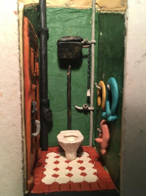 Московский художник Алексей Микулин воссоздал из обычного детского пластилина интерьеры московской коммунальной квартиры, в которой прожил 30 лет. 05