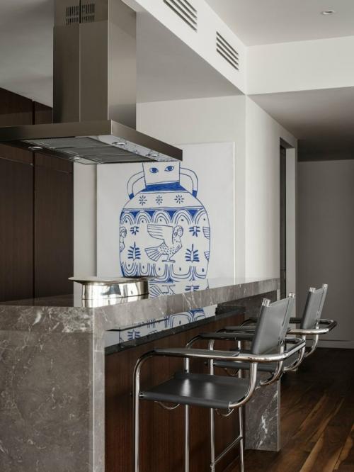 Современный интерьер для молодой пары построен на сочетании металла, зеркал и арт - объектов. 01