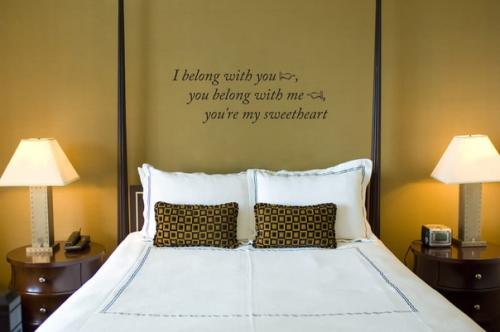 Что повесить над кроватью в спальне? 01