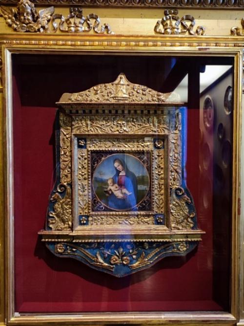 Говорят, если пройти по всем залам эрмитажа, нашагаешь 24 км. 02