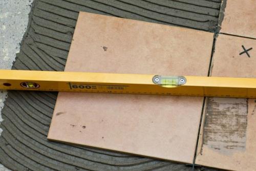 Кладка плитки. Шаг 1. подготовка основания сначала необходимо подготовить основание, чтобы оно было ровным, чистым и сухим. 04