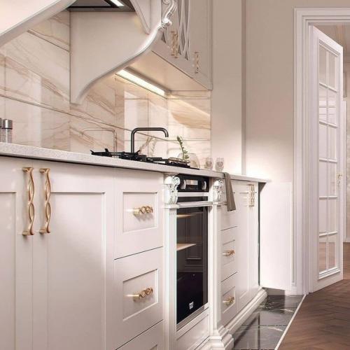 Кухня площадью 13 м в стиле неоклассика получилась весьма элегантной и пришлась всем по вкусу. 02